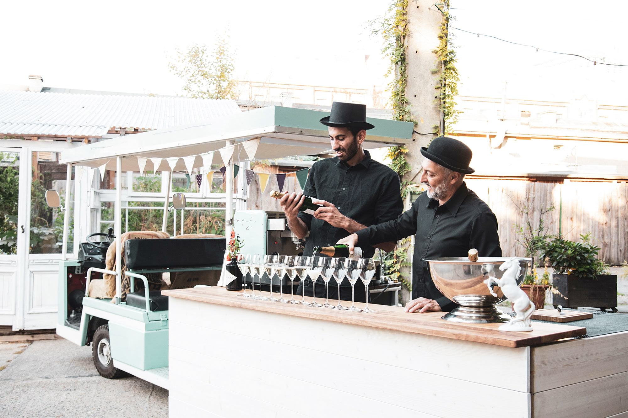 Sektempfang auf dem Tresen des mobilen Cocktail- und Kaffeemobils in der Hochzeitslocation Oberhafen Kantine Berlin